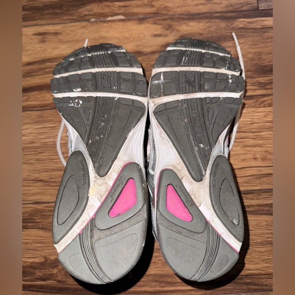 NEW BALANCE GYM SHOES SIZE 8.5 SUSAN G. KOMEN FOR THE CURE SILVER AND PINK - Picture 4 of 10